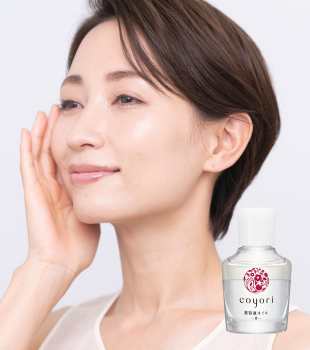 美容液オイルで肌を整えます。
